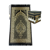 Ornate gebedskleed met ka’aba patroon in zwart en goud, onderdeel van cadeauset Kaaba
